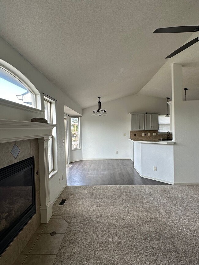 Foto del edificio - Beautiful Updated 5 Bedroom Home - Derby ,KS