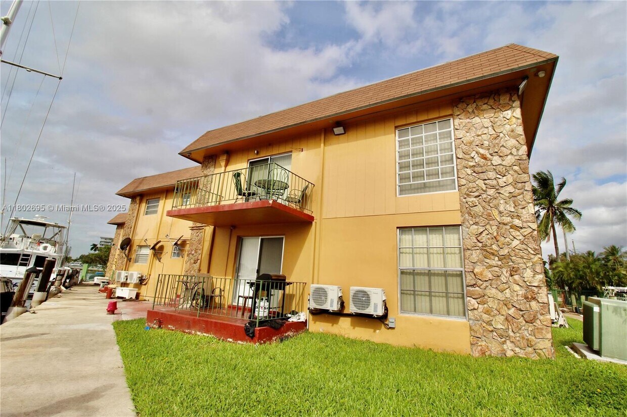 Primary Photo - 2290 NW N River Dr