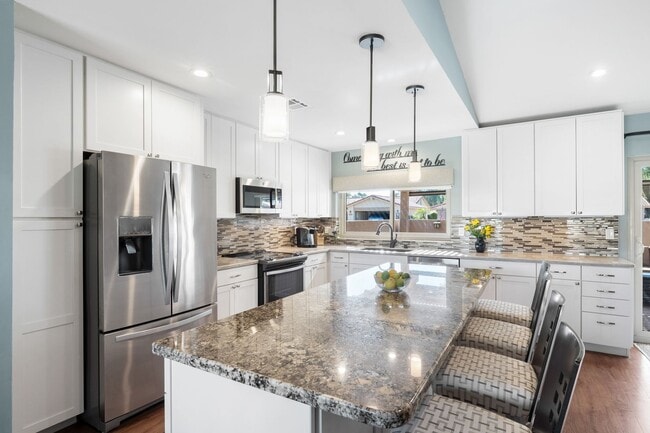 Foto del edificio - Welcome to this updated & spacious Golf Co...