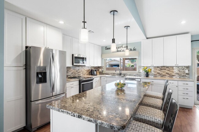 Foto del edificio - Welcome to this updated & spacious Golf Course Home in Leisure World a 45+ Active Adult Resort Co...