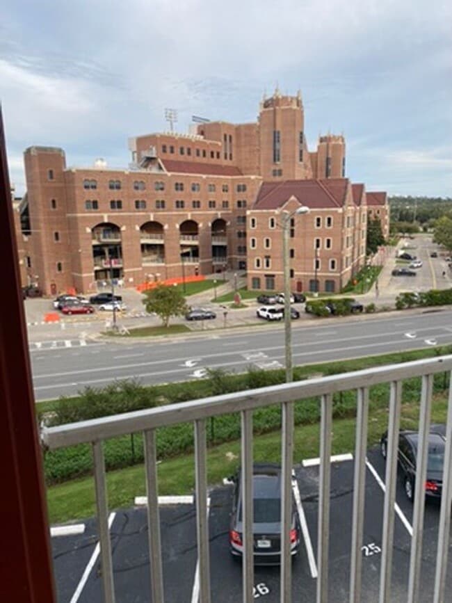 Fully Furnished Month to Month Condo Convenient to FSU Downtown Tallahassee - Fully Furnished Month to Month Condo Convenient to FSU Downtown Tallahassee