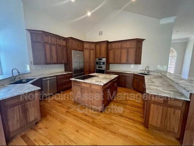 Building Photo - 3 bedroom custom home on tons of acreage w...