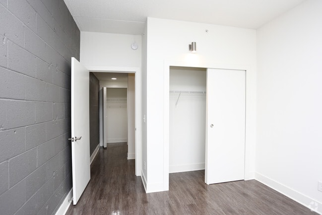 1BR, 1BA - 600 SF - St. Regis House Apartments