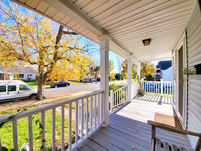 Front Porch - 17 N Clark Ave
