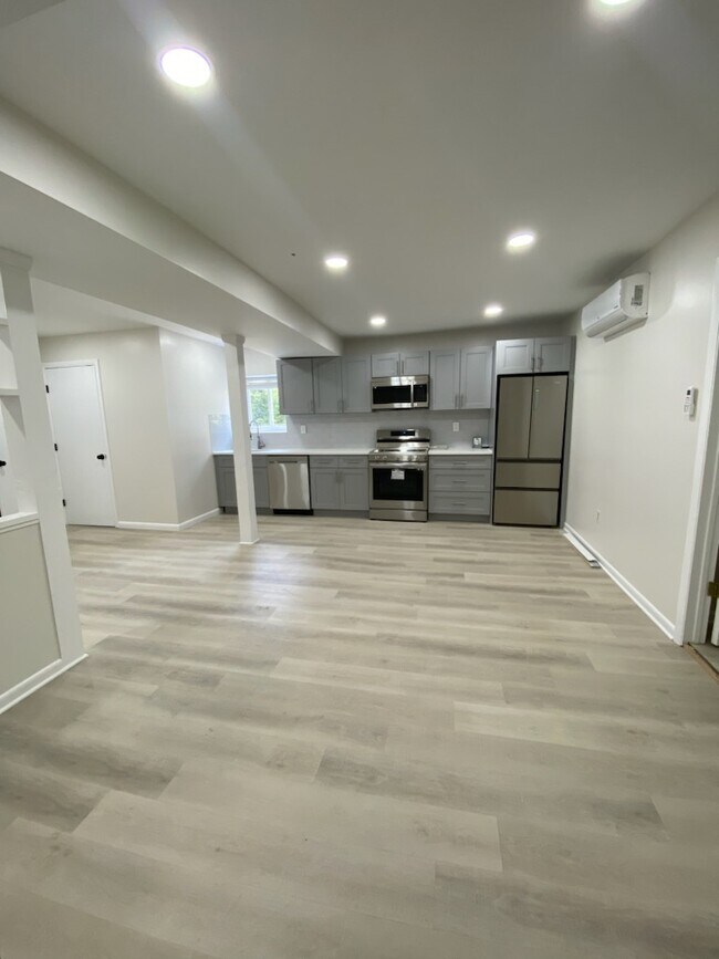 All new stainless steel Samsung appliances and Quartz counter top - 1 Hunt Club Ln