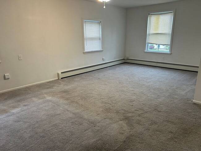 Building Photo - 422 Loring Rd