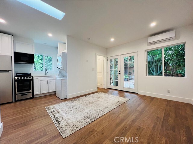 Foto del edificio - 10563 Wellworth Ave