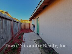 Building Photo - 1687 Siskiyou Dr