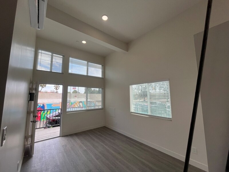Primary Photo - 136 W San Ysidro Blvd