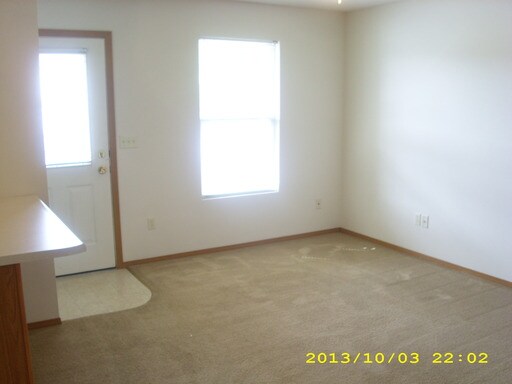 Building Photo - 8 Toms Dr