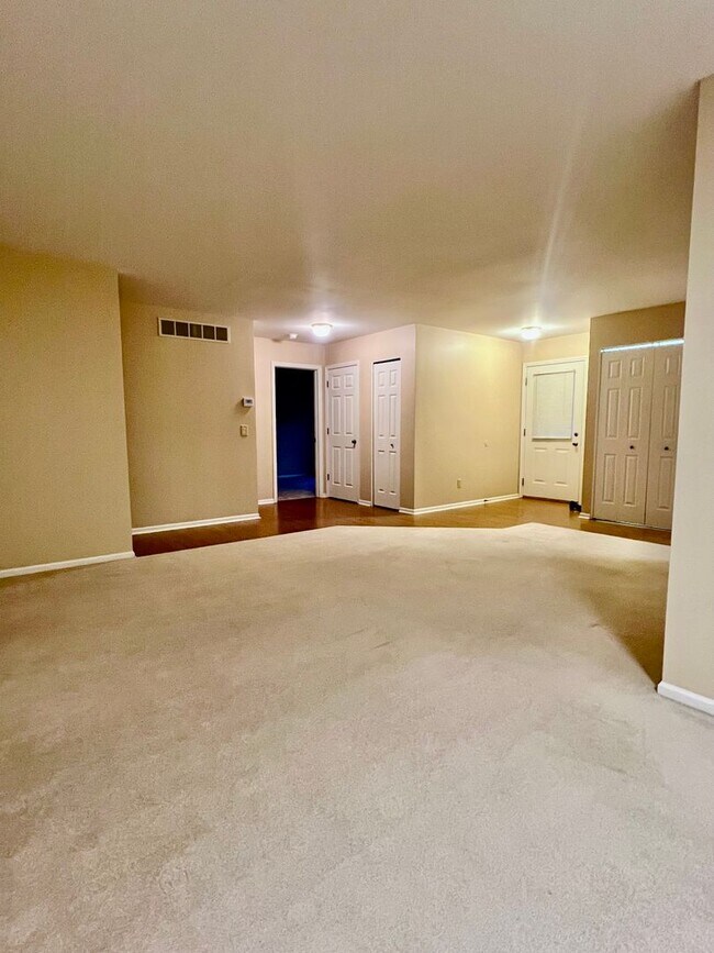 Foto del edificio - 3 Bedroom, 3 Bath Condo in Woodbridge Hills