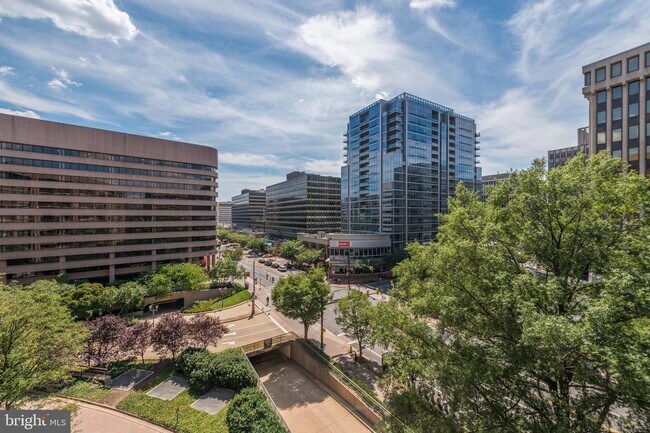 Building Photo - 1805 Crystal Dr