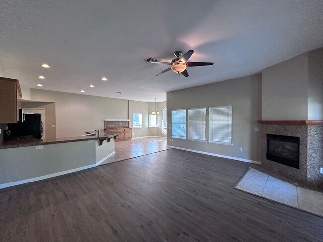 Building Photo - Spacious Three Bedroom Two Bathroom in Ora...