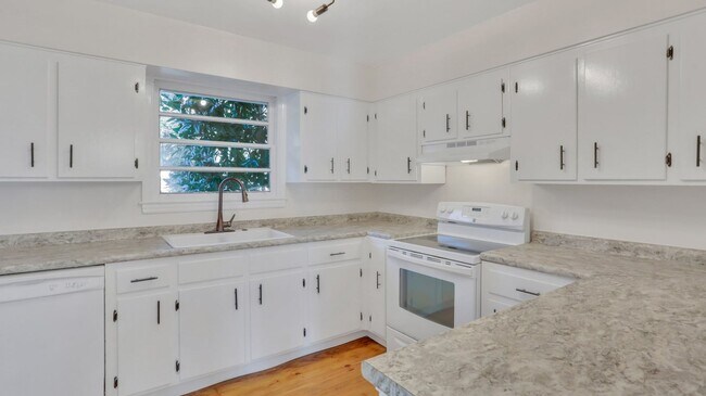 Building Photo - 3 Bedroom, 2 Bath