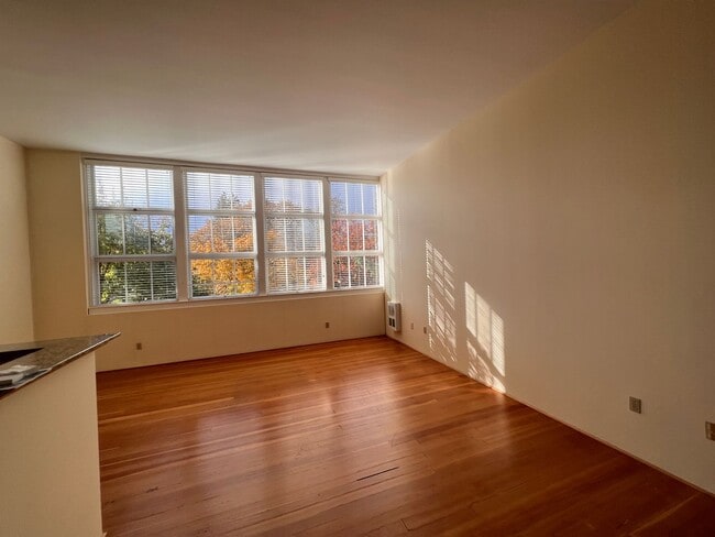 Building Photo - Historic Lincoln School Condo in downtown Eugene