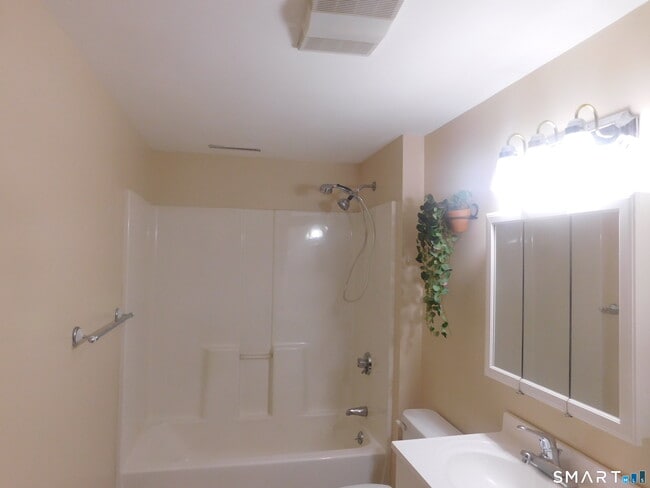 Building Photo - 6 Daybreak Ln