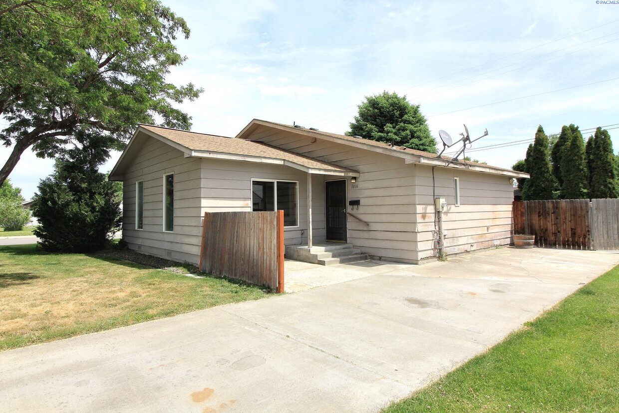 Foto principal - 2 Bed/1 Bath Central Richland Duplex