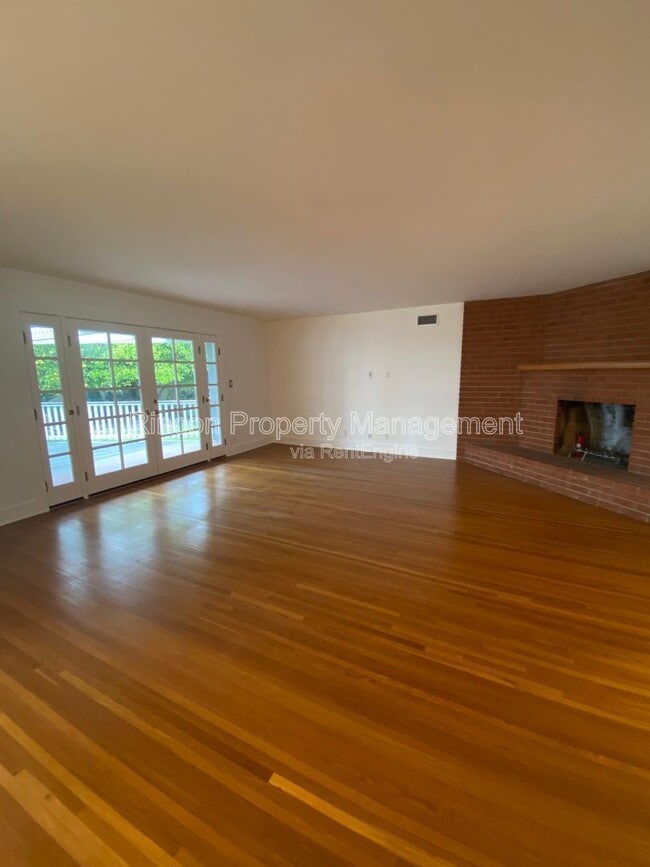 Foto del edificio - 373 Sierra Dr