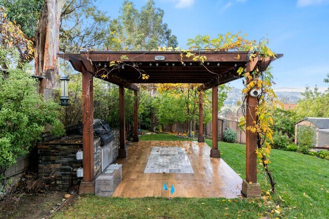 Building Photo - 971 Hillcrest Dr