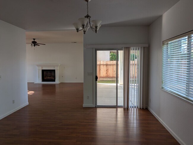 Foto del edificio - Nice 2 story home with lots of space, close to Fugman Elementary, Copper River and Woodward Park.