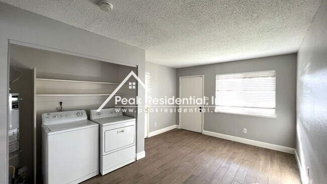 Foto del edificio - Spacious 2bd/1 ba Foothill Farms Duplex Wi...