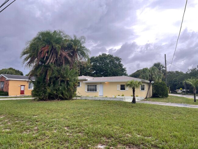 Building Photo - 1701 Sunrise Blvd