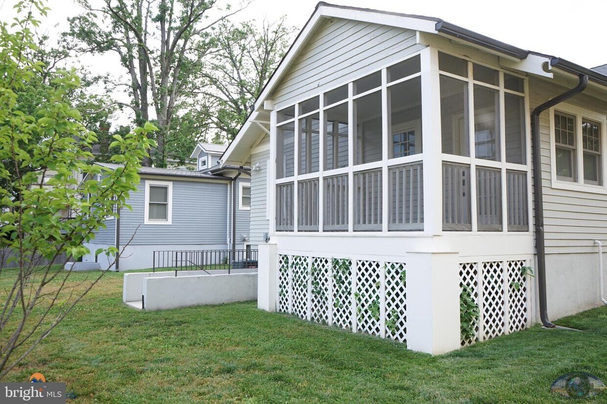 Foto principal - 6923 Maple St NW