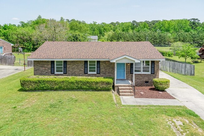 Building Photo - Large fenced yard!!