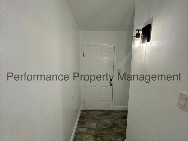 Building Photo - Charming 4 Bed/1 Bath E Bakersfield Home w...