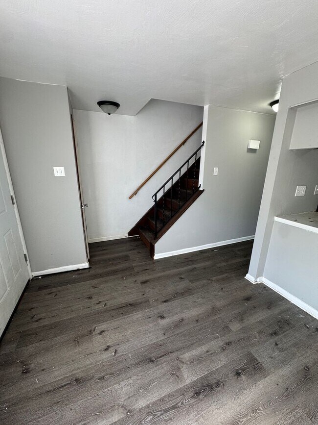 Building Photo - 2-Bedroom 1-Bathroom townhouse in McKeesport!
