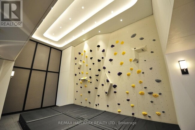 Building Photo - 1100 Sheppard Ave W