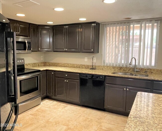 Foto del edificio - 2117 E Donner Dr