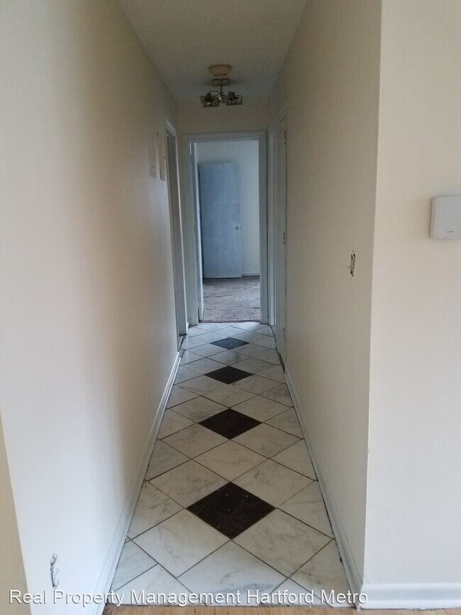 2 br, 1.5 bath House 20 Thompson Rd, uni... House Rental in Manchester, CT