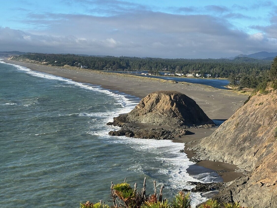 Primary Photo - Stunning 2 bed/1 bath Ground Floor with ut...