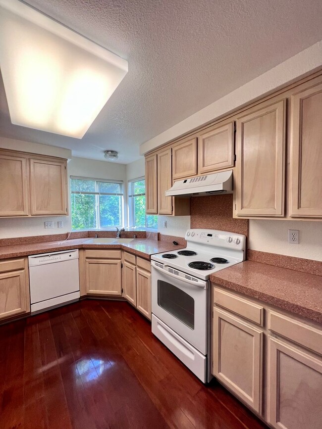 Building Photo - Spacious sun filled 2 bedroom with Washer/...