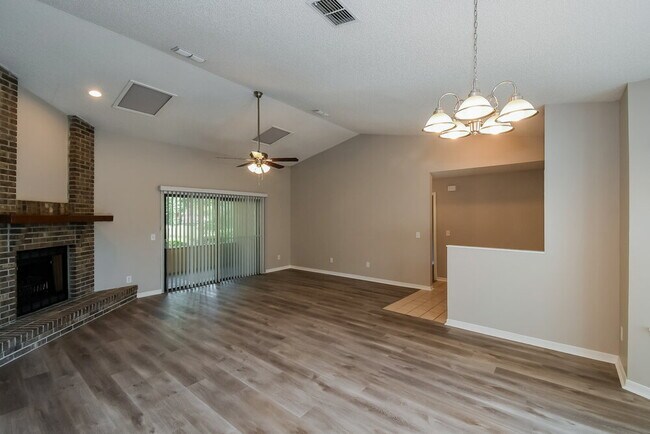 Foto del edificio - 10364 Windfern Ct N