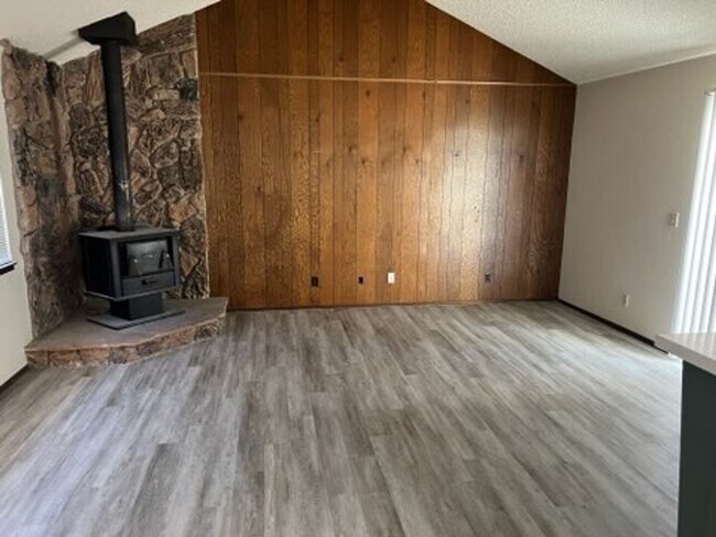 Foto del edificio - 3 Bedroom 2 Bathroom Home with Yard