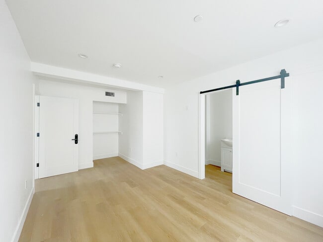 Foto del edificio - 1351 W 37th St