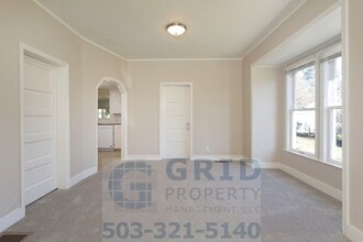 Building Photo - 10823 SE Schiller St