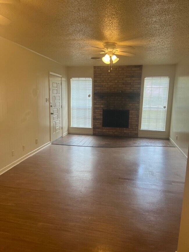 Building Photo - 2 bed 1 bath Duplex in Georgetown