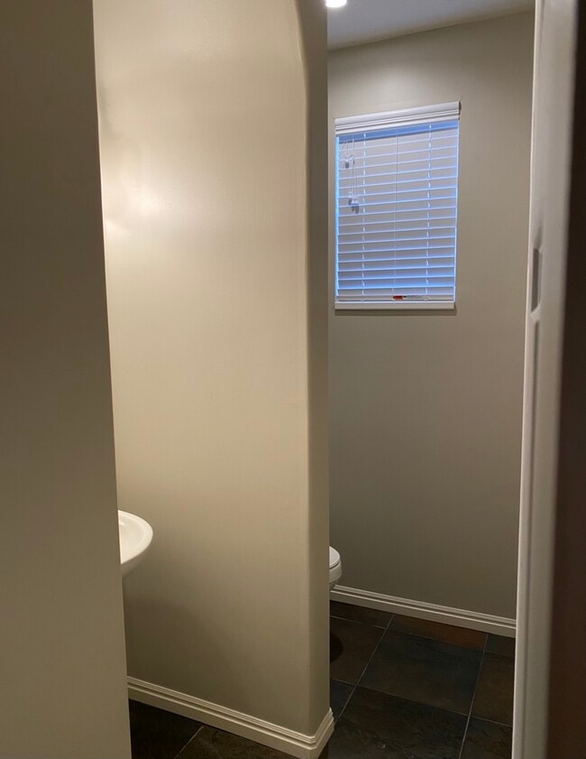 Powder room - 442 Kent Dr