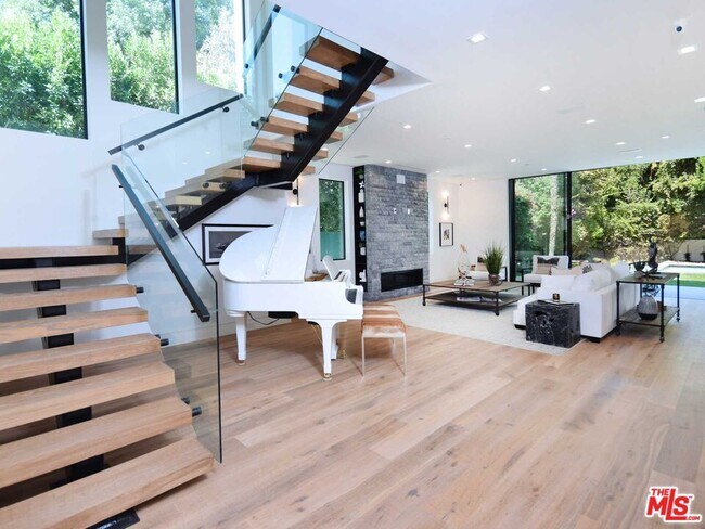 Foto del edificio - 15227 Valley Vista Blvd