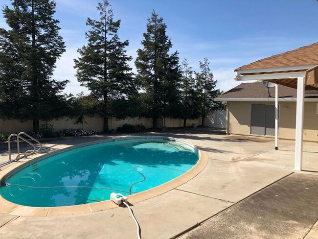 Building Photo - Manteca 3 Bedroom 3 Bath Ranch Style Home