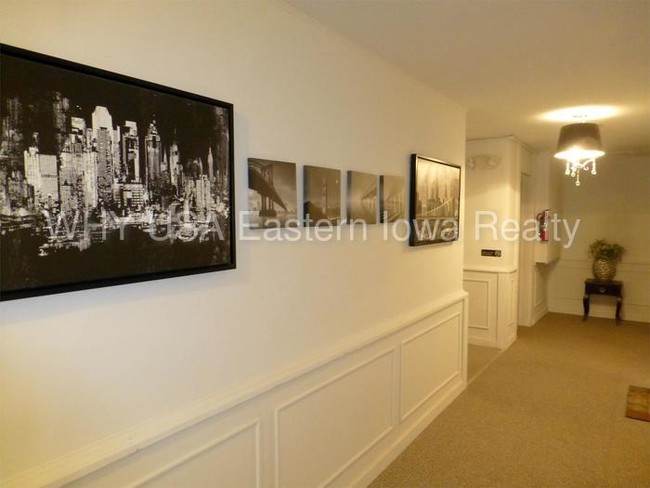 Building Photo - 1018 7th Ave