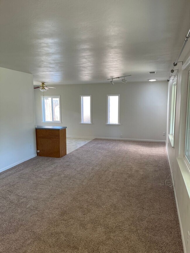 Foto del edificio - 3 bedroom house in Newton Creek Neighborhood