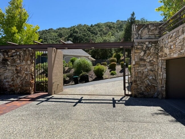 Foto del edificio - Pleasanton 4 bed / 4 bath Ultra-Private 1.3-Acre Sanctuary with Panoramic Views, pool and spa