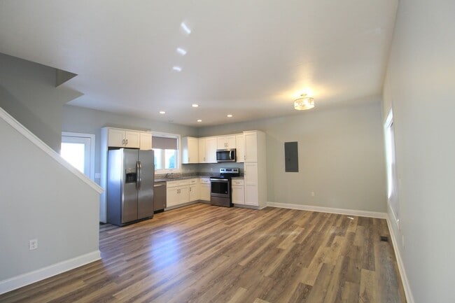 Building Photo - Beautiful 3-Bedroom, 3-Bathroom Townhome N...