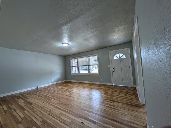 Foto del edificio - 327 G St NE