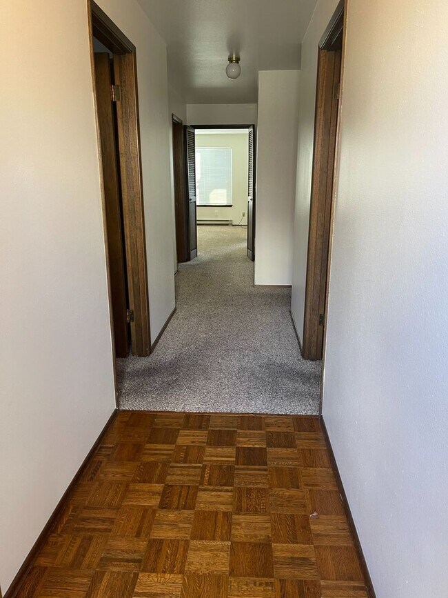 Foto del edificio - Bright & Large 4-Plex just north of Greenl...