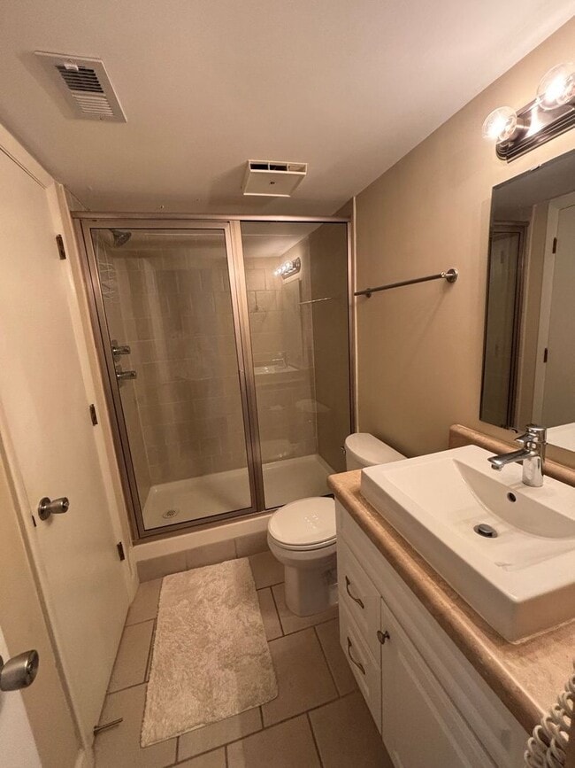 Building Photo - Nice 3 bedroom/3 bath furnished condo near...
